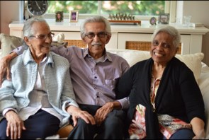 Drie ouderen samen op de bank