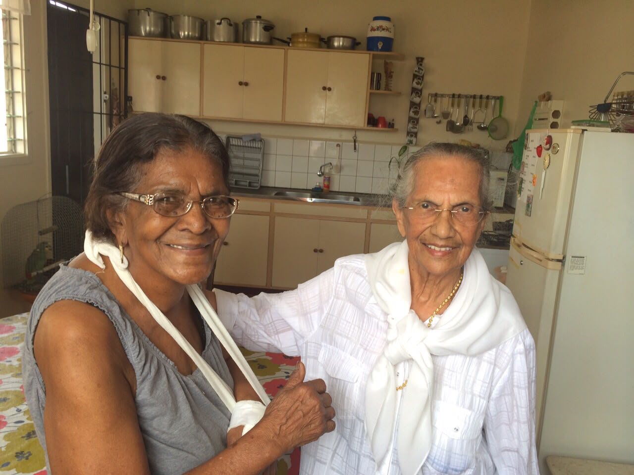 Twee oudere dames samen in de keuken
